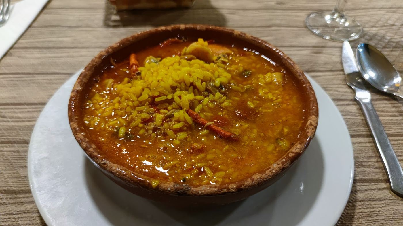 Arroz meloso con bogavante servido en cazuela de barro