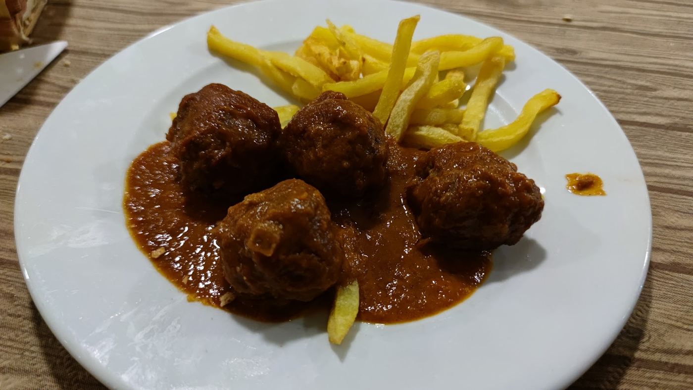 Albóndigas de ternera con salsa casera y patatas fritas