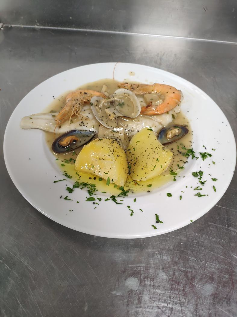 Merluza a la marinera con gambas, mejillones y patatas cocidas